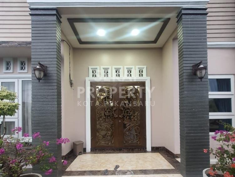 DIJUAL RUMAH BULATAN BAGUS 2 LT FURNISH DENGAN KOLAM RENANG PRIBADI LOKASI JL.RAJAWALI SAKTI-PEKANBARU