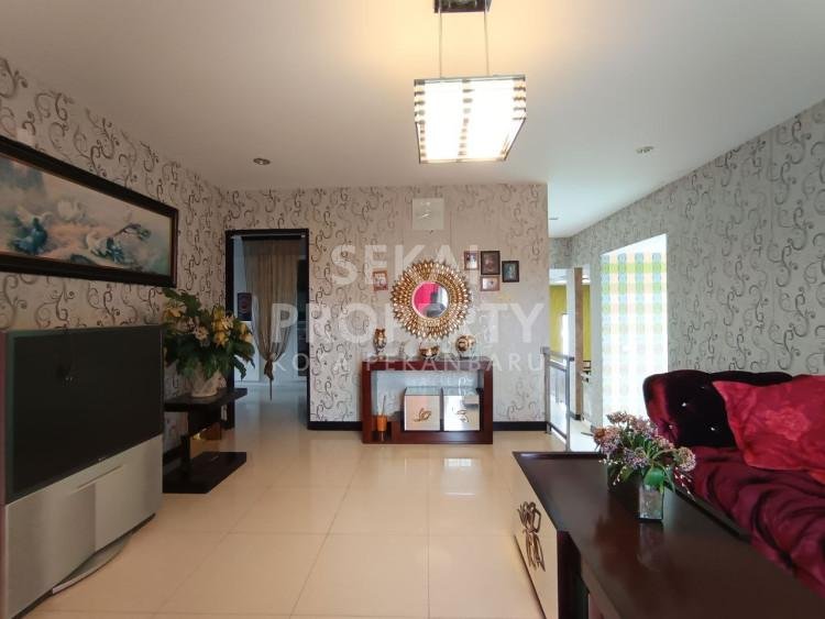 DI JUAL RUMAH MEWAH FURNISHED 3 LANTAI JL SOEKARNO HATTA / KOMPLEK PEMDA - PEKANBARU