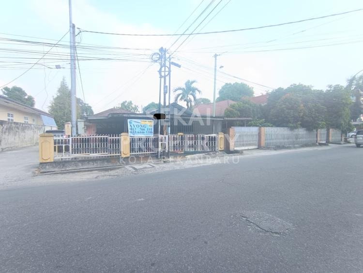 Dijual tanah bonus 4 rumah ditengah kota lokasi tepi jalan besar Jl. Sutomo - Pekanbaru