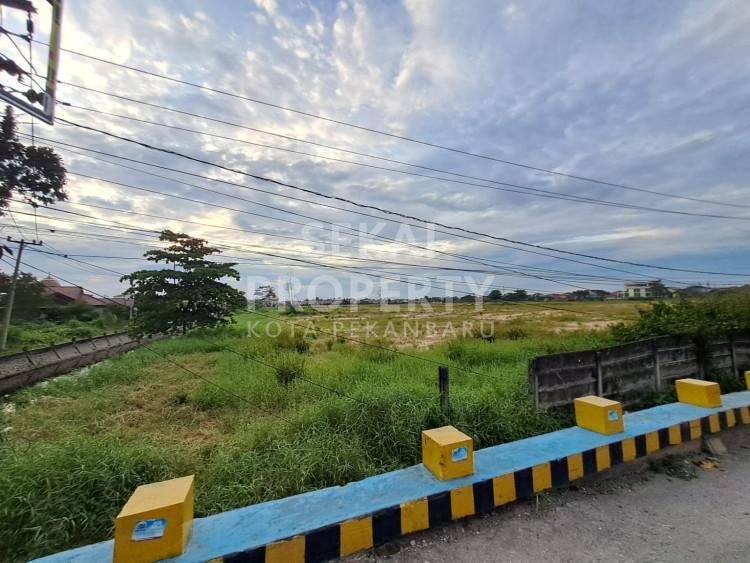 DIJUAL SEBIDANG TANAH LUAS UKURAN 10 HEKTAR LOKASI TEPI JALAN PAUS DEKAT ARIFIN AHMAD-PEKANBARU