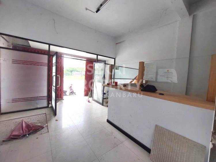 DISEWAKAN 2 UNIT RUKO 3 LANTAI DI TEPI JALAN BESAR JL. SOEKARNO HATTA - PEKANBARU