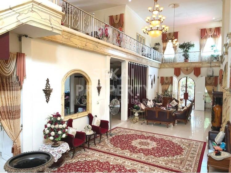 Dijual Rumah mewah 2lt, cantik, tengah kota, siap huni dan nego di Bukit Raya