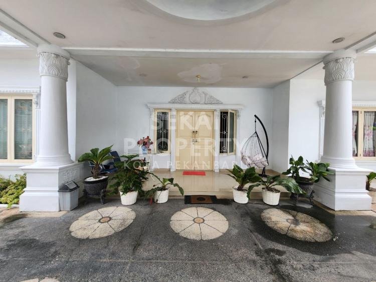DIJUAL RUMAH BULATAN MEWAH 2 LANTAI FURNISHED DENGAN KOLAM RENANG PRIBADI LOKASI DEKAT HARAPAN RAYA - PEKANBARU