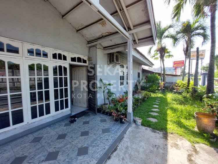 DIJUAL RUMAH DI TEPI JALAN BESAR DEKAT SOEKARNO HATTA