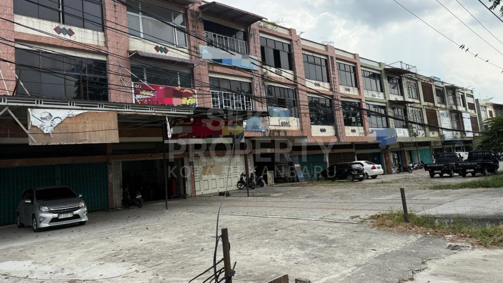 Disewa Ruko Strategis Di Jl Riau Ujung Pekanbaru , 3 1/2 Lantai Full Keramik