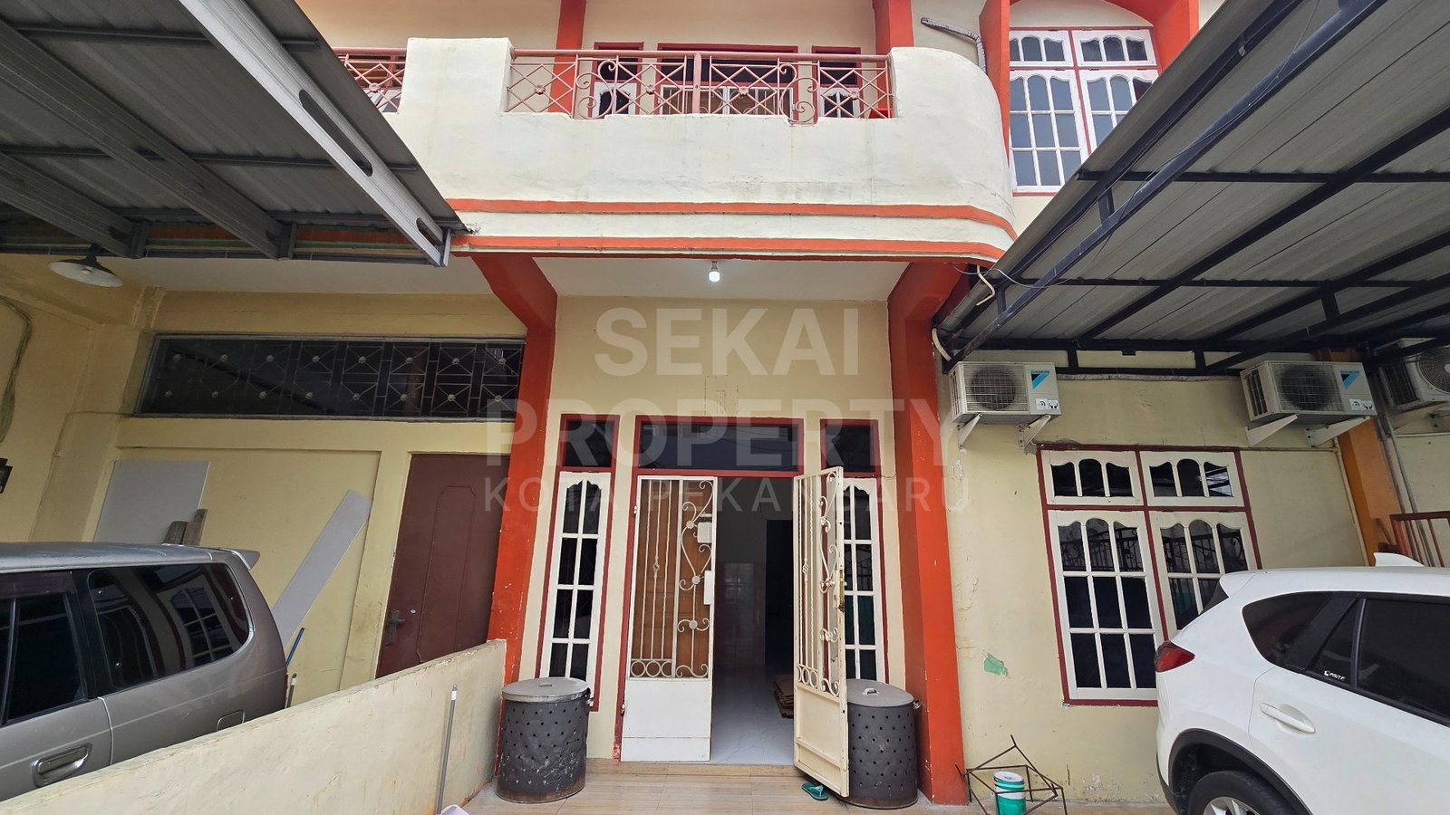 Dijual 2 Unit Gandeng Rumah 2 Lantai Tanah Luas Lokasi Dekat Jl. Riau-pekanbaru