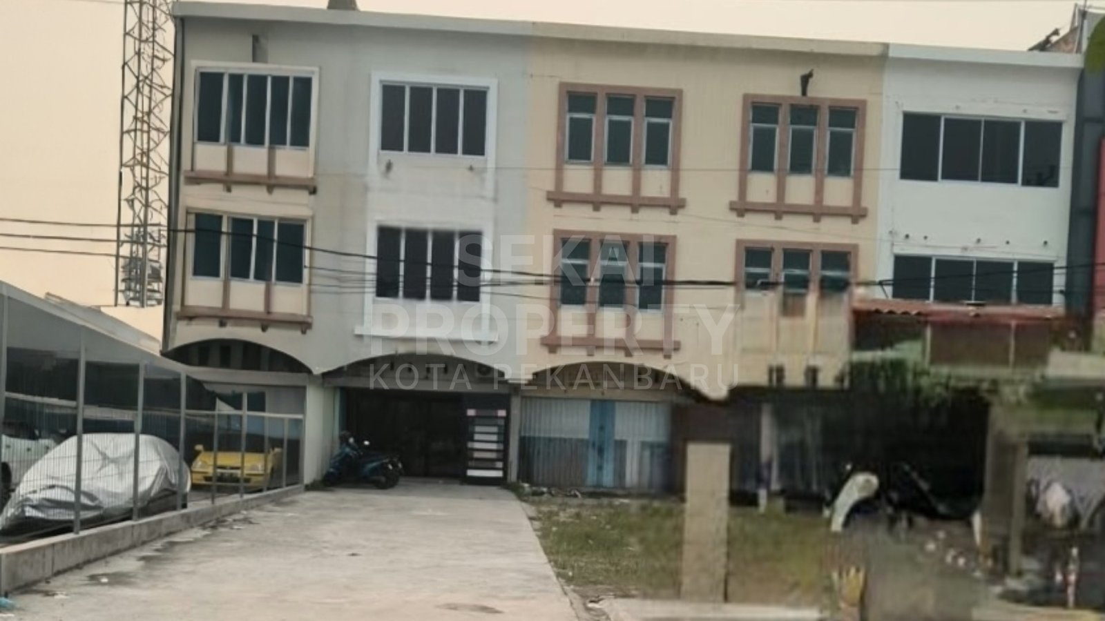 Disewakan Ruko 3 Lt Lokasi Jalan Soekarno Hatta