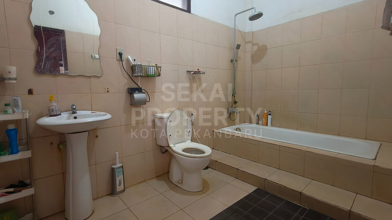 Dijual Rumah Bulatan 2 Lt Soekarno Hatta Dekat Pasar Pagi Arengka