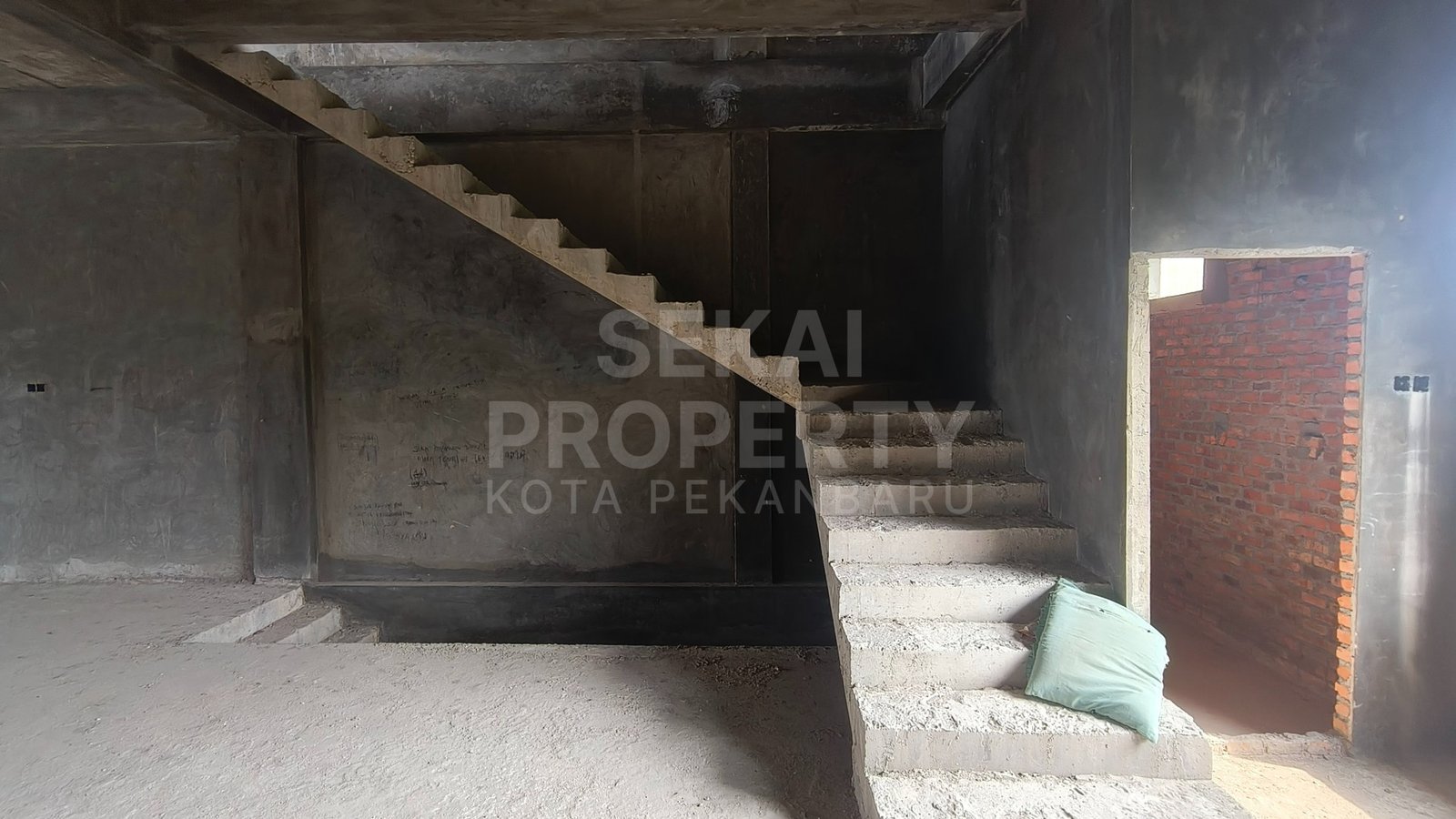 Disewakan Ruko Baru 2 Unit Lokasi Jalan Soekarno Hatta